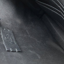 将图像加载到图库查看器中，Valentino Garavani V-Sling Clutch Bag Ivory/Black Leather
