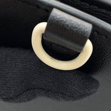 将图像加载到图库查看器中，Valentino Garavani V-Sling Clutch Bag Ivory/Black Leather
