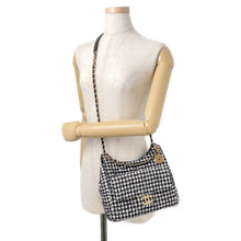 将图像加载到图库查看器中，CHANEL Hobo Bag White/BlackAS4322 Tweed
