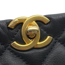 将图像加载到图库查看器中，CHANEL Chain Shoulder Bag with Matelasse Pouch BlackAS3946 Lambskin
