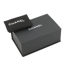 将图像加载到图库查看器中，CHANEL Mini Matelasse Medal Chainshoulder Bag WhiteAS3738 Lambskin
