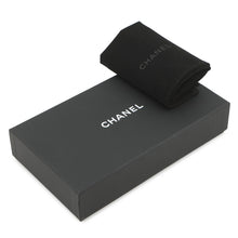 将图像加载到图库查看器中，CHANEL Matelasse Years Gift Coin Purse AirPods Case Gold Lambskin
