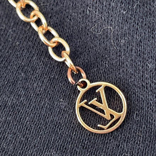 Load image into Gallery viewer, LOUIS VUITTON Collier Essential V Pink GoldM80137 Metal
