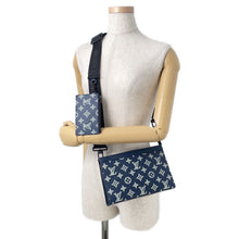 将图像加载到图库查看器中，LOUIS VUITTON Gaston Wearable Wallet Navy/WhiteM83384 Monogram Shadow
