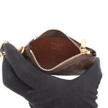 将图像加载到图库查看器中，LOUIS VUITTON Phone Holder BrownM26898 Monogram
