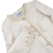 Load image into Gallery viewer, CHANEL COCO Button Jacquard Jacket Size 36 WhiteP71059 Wool 64% Silk19% Nylon17%
