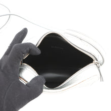 将图像加载到图库查看器中，BALENCIAGA Everyday camera bag Silver552372 Leather Size XS
