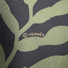将图像加载到图库查看器中，HERMES Carre 《Bouquet Finale Abeille》 2025AW Size 90 Black/Vert・Roden/RougeH Silk100%
