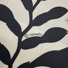 将图像加载到图库查看器中，HERMES Carre 《Bouquet Finale Abeille》 2025AW Size 90 Crème/Black/Vermillon Silk100%
