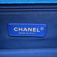将图像加载到图库查看器中，CHANEL Matelasse Chain Crossbody Bag Blue Caviar Leather
