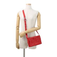 将图像加载到图库查看器中，Bottega Veneta Maxi INTRECCIATO Shoulder Bag Red Leather
