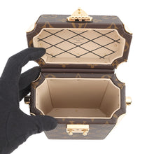 Load image into Gallery viewer, LOUIS VUITTON Camera box BeigeM13882 Monogram
