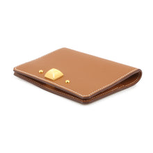 将图像加载到图库查看器中，HERMES Medall Card Case Gold Veau Madame
