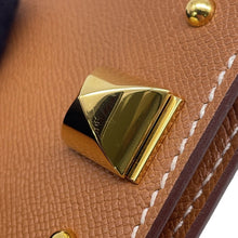 将图像加载到图库查看器中，HERMES Medall Card Case Gold Veau Madame
