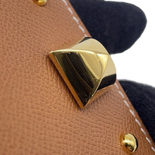 将图像加载到图库查看器中，HERMES Medall Card Case Gold Veau Madame
