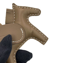 将图像加载到图库查看器中，HERMES Rodeo Pegasus Etoupe Lambskin Size PM
