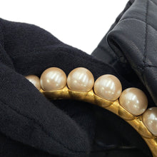 将图像加载到图库查看器中，CHANEL Matelasse Pearl Handle Handbag BlackAS2609-B05967-94305 Lambskin Faux Pearl
