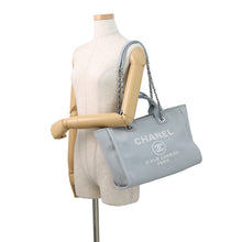 将图像加载到图库查看器中，CHANEL Deauville Light BlueAS3257 Canvas Size Small
