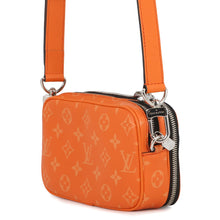 将图像加载到图库查看器中，LOUIS VUITTON Alpha Wearable Wallet NV TangerineM31073 Monogram Taigarama
