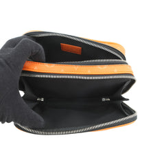 将图像加载到图库查看器中，LOUIS VUITTON Alpha Wearable Wallet NV TangerineM31073 Monogram Taigarama
