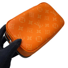 将图像加载到图库查看器中，LOUIS VUITTON Alpha Wearable Wallet NV TangerineM31073 Monogram Taigarama
