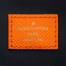 将图像加载到图库查看器中，LOUIS VUITTON Alpha Wearable Wallet NV TangerineM31073 Monogram Taigarama
