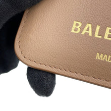 将图像加载到图库查看器中，BALENCIAGA CASH2.0 Card Case latté8108992ABGH2621 Calf Leather
