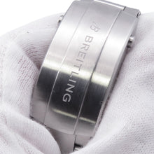 将图像加载到图库查看器中，BREITLING Avenger Automatic 42 W42mm Stainless Steel Black DialA17328101B1A1
