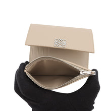 将图像加载到图库查看器中，LOEWE Anagram Vertical Wallet ClayC821S33X12 Calf Leather
