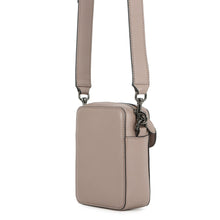 将图像加载到图库查看器中，Valentino Garavani Loco V Logo Shoulder Bag Greige Leather
