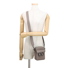 将图像加载到图库查看器中，Valentino Garavani Loco V Logo Shoulder Bag Greige Leather

