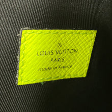 将图像加载到图库查看器中，LOUIS VUITTON Duo Sling Bag Taigarama JauneM30945 Monogram Taiga Leather
