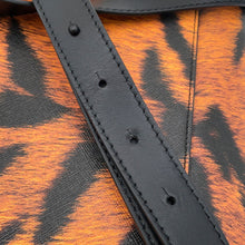 将图像加载到图库查看器中，BURBERRY Leopard Shoulder Bag Black/Orange8050873 PVC Leather
