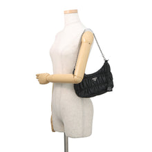 将图像加载到图库查看器中，PRADA Re-edition 2005 Shoulder Bag Black1BC194 Leather
