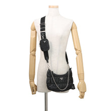 将图像加载到图库查看器中，PRADA Re-edition 2005 Shoulder Bag Black1BC194 Leather
