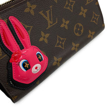 将图像加载到图库查看器中，LOUIS VUITTON Zippy Wallet Animogram Nicolas Ghesquière Rabbit Brown/GreenM83689 Monogram/Patent Leather
