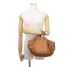 将图像加载到图库查看器中，LOEWE hammock Light Camel387.12KN60 Leather Size Small
