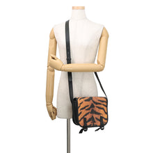 将图像加载到图库查看器中，BURBERRY Tiger print messenger bag Orange/Black8050873 PVC Leather
