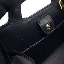 将图像加载到图库查看器中，Ferragamo Gancini Chain Pouch Black213984 Patent Leather
