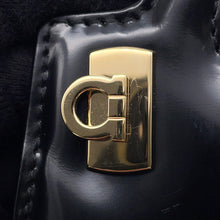 将图像加载到图库查看器中，Ferragamo Gancini Chain Pouch Black213984 Patent Leather
