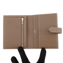 将图像加载到图库查看器中，HERMES BEAN Compact Etoupe Veau Madame
