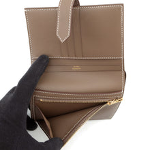 将图像加载到图库查看器中，HERMES BEAN Compact Etoupe Veau Madame
