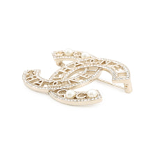 将图像加载到图库查看器中，CHANEL CC Logo BroochAB4879-B04130-N8975 Gold Plated Rhinestone Faux Pearl
