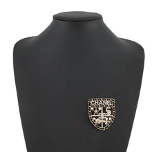 将图像加载到图库查看器中，CHANEL CC Logo Emblem Brooch BlackAB4702 Gold Plated Rhinestone Faux Pearl
