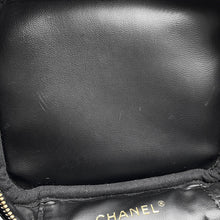 将图像加载到图库查看器中，CHANEL CC Logo vanity bag BlackA01998 Caviar Leather
