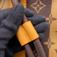 将图像加载到图库查看器中，LOUIS VUITTON Randonnee Messenger NIGOCollaboration BrownM45968 Monogram stripe
