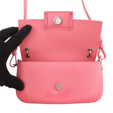 将图像加载到图库查看器中，FENDI Baguette Phone Pouch Pink7AS142 Patent Leather Leather
