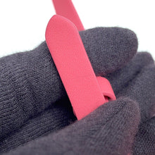 将图像加载到图库查看器中，FENDI Baguette Phone Pouch Pink7AS142 Patent Leather Leather

