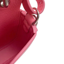 将图像加载到图库查看器中，FENDI Baguette Phone Pouch Pink7AS142 Patent Leather Leather
