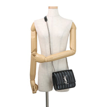 将图像加载到图库查看器中，SAINT LAURENT PARIS Vicky Chain Shoulder Bag Black538439AACIE1000 Patent Leather Size Small
